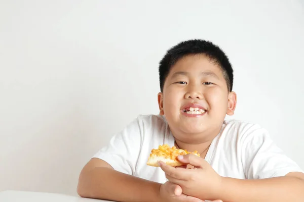 坐在那里吃披萨的胖孩子是一种错误的饮食习惯 超重的儿童不应该吃高脂肪或油炸食品 因为主要成分是淀粉和脂肪 — 图库照片