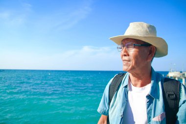 Şapka takan yaşlı bir adam Seyahat etmekten mutlu