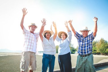 Asyalı yaşlı gruplar emeklilikten sonra mutlu bir hayat yaşıyorlar. Yaşlılar topluluğu konsepti. Sağlığına dikkat et.