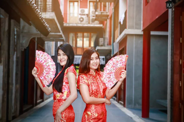 Δύο Ασιάτισσες Κόκκινο Παραδοσιακό Κινέζικο Φόρεμα Νέο Έτος Και Κινεζική — Φωτογραφία Αρχείου