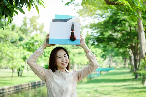 Chica Oficina Sosteniendo Una Caja Papel Blanco Poner Archivos Auriculares —  Fotos de Stock