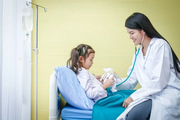 Les Femmes Médecins Asiatiques Utilisent Stéthoscope Pour Vérifier Les Battements — Photo