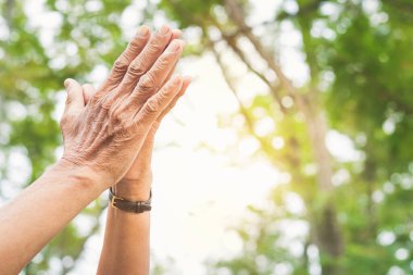 Yaşlı çiftler birbirleriyle ilgilenmek için el ele tutuşurlar. Yaşlılar birliği konsepti, emeklilik yaşı