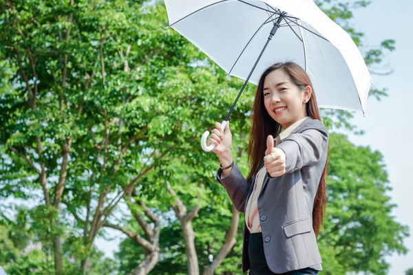 Una Mujer Negocios Que Usa Traje Sostiene Paraguas Blanco Sombra —  Fotos de Stock