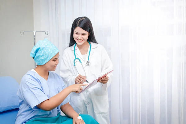 Las Mujeres Médicas Recomiendan Los Pacientes Que Usan Quimioterapia Como — Foto de Stock