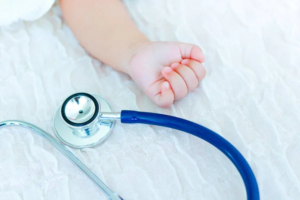 Bébé Est Étendu Sur Lit Blanc Stéthoscope Bleu Proximité Pour — Photo