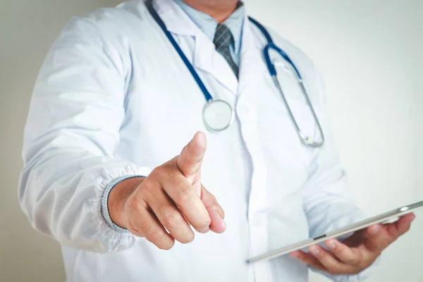 Los Médicos Masculinos Usan Corbata Sostienen Una Tableta Ven Información — Foto de Stock