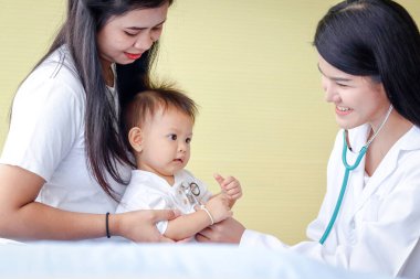Anne randevuya göre küçük bir oğlunu düzenli olarak doktora götürdü. Bebeğin sağlığını düzenli olarak kontrol etmek için. Çocuk Sağlığı Kontrol Programı