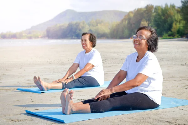 Due Donne Anziane Esercitano Sulla Spiaggia Sorriso Felice Concetto Comunità — Foto Stock