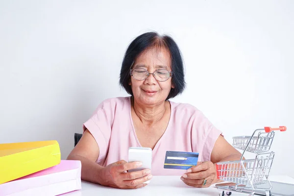 Starší Asiatka Která Drží Simulovanou Kreditku Není Skutečná Nakupování Online — Stock fotografie