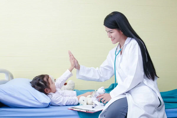 女医生在床上对幼儿进行检查 对儿科病人进行诊断 护理和治疗 并由一个儿科专家小组进行全面整合 保健概念 — 图库照片