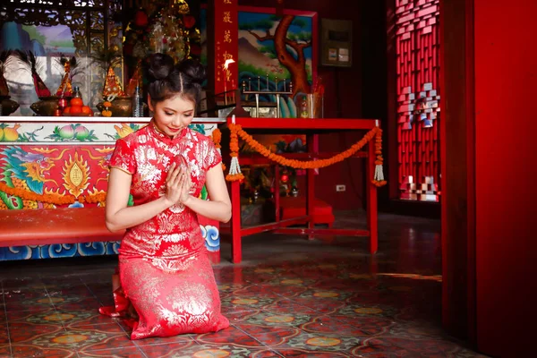 Uma Linda Garota Vestindo Vestido Chinês Sentada Para Homenagear Deuses — Fotografia de Stock