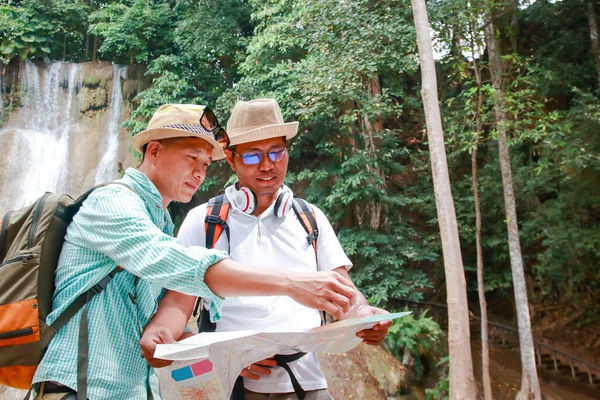 Dois Jovens Turistas Asiáticos Caminham Floresta Segurando Mapa Viagem Para — Fotografia de Stock