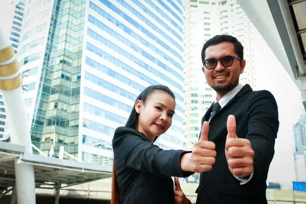 Geschäftsleute Frauen Und Männer Asiaten Heben Den Finger Erfolgreich Arbeiten — Stockfoto