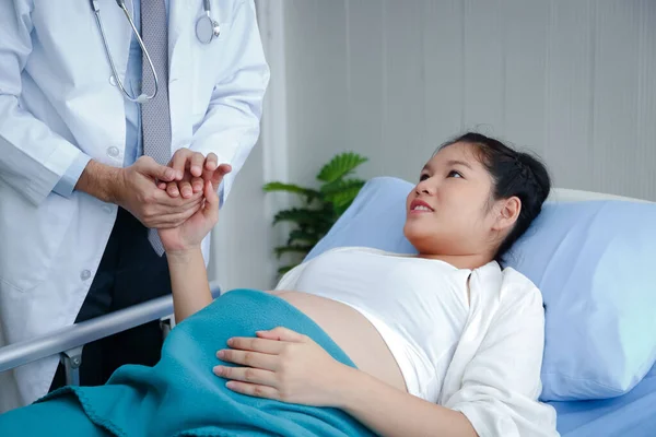 Een Mannelijke Arts Schudt Handen Met Een Zwangere Vrouw Buurt — Stockfoto