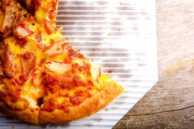 Pizza beyaz bir kağıt tepsiye konur ve eksik parçalar vardır. Ana bileşeni yağ, peynir ve nişasta, aşırı yemek, vücuda zararlı. Sağlıklı yeme kavramı
