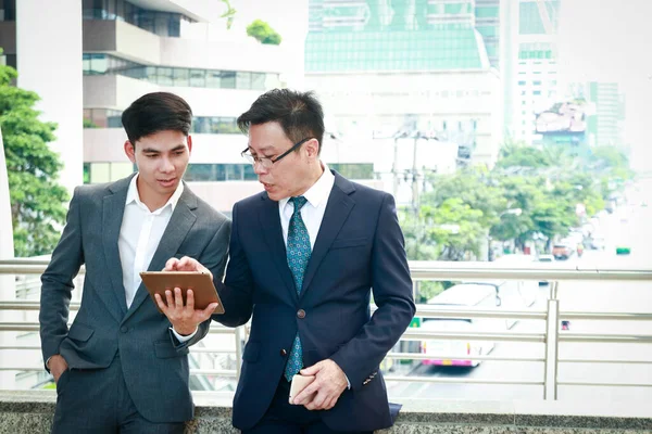 Двое Азиатов Костюме Сидят Разговаривают Пределами Офиса — стоковое фото