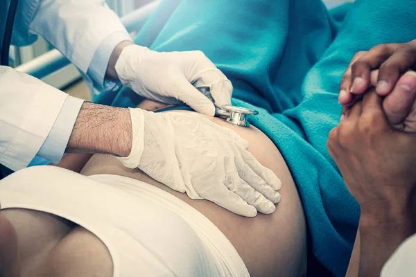 Médico Usa Guantes Blancos Usando Estetoscopio Para Comprobar Embarazo Niña — Foto de Stock