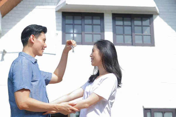 Asian Couples Buy Houses Stay Together Men Give House Keys — Stock Photo, Image