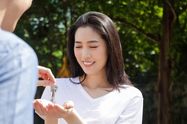 Aziatische Stellen Kopen Huizen Bij Elkaar Blijven Mannen Geven Huissleutels — Stockfoto