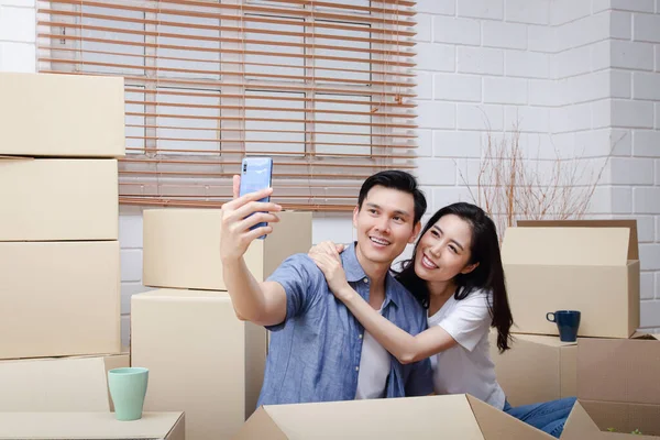 Feliz Pareja Asiática Mudarse Nuevo Hogar Tome Teléfono Inteligente Tomar — Foto de Stock