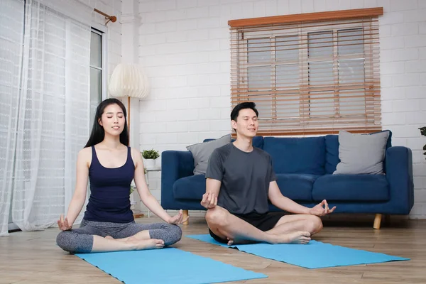 Las Parejas Asiáticas Hacen Ejercicios Yoga Casa Juntas Durante Covid — Foto de Stock