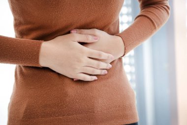 Genç Asyalı kadınların şiddetli karın ağrısı vardır. Doktora görünmem gerek.