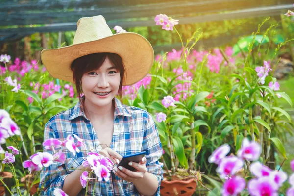 Beautiful Girl Working Flower Farm Hold Phone Contact Customer — Stock Photo, Image