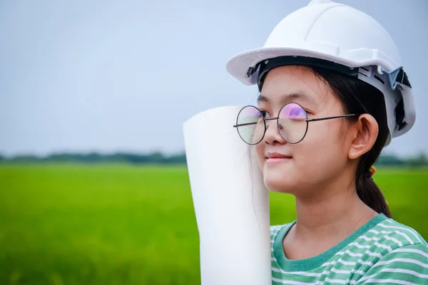 Jovem Engenheiro Asiático Usando Chapéu Segurança Branco Segurando Rolo Papel — Fotografia de Stock