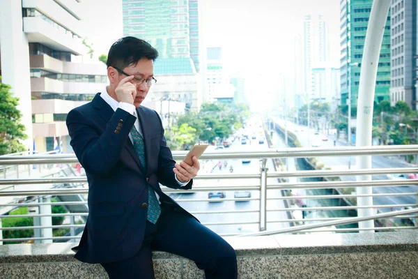 Азиатский Бизнесмен Очках Читающий Мобильный Текст — стоковое фото