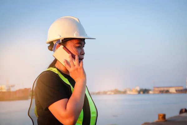 Engenheira Falar Telefone — Fotografia de Stock