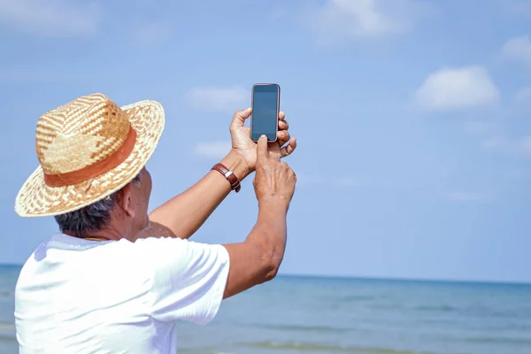 Homem Asiático Idoso Segurando Telefone Para Tirar Fotos Mar — Fotografia de Stock