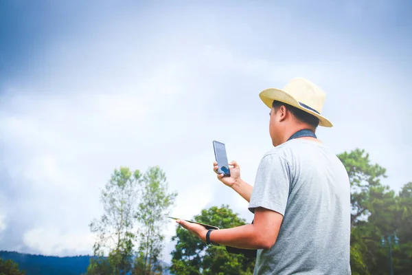 Asiático Jovens Homens Fazendo Fazenda Agrícola Negócio Segure Telefone Para — Fotografia de Stock