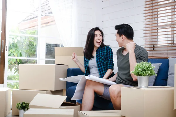 Asiáticos Hombres Mujeres Parejas Mantenga Plan Nueva Casa Está Feliz — Foto de Stock