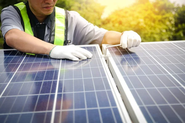 Técnicos Asiáticos Instalam Painéis Células Solares Para Produzir Distribuir Eletricidade — Fotografia de Stock