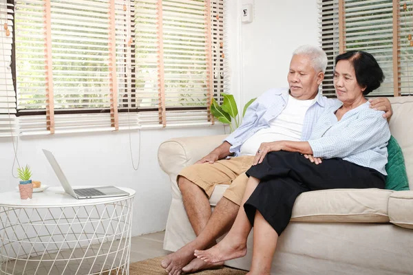 Elderly Asian Couple Watches Online Media Laptop Living Room Home — Stock Photo, Image