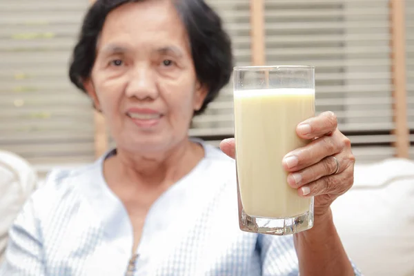 Oudere Aziatische Vrouwen Drinken Melk Die Calcium Bevat Osteoporose Voorkomen — Stockfoto