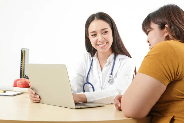 Kadın doktorlar obez kadın hastaların semptomlarını tedavi eder ve incelerler. Obezite ve diyabet riski var. Kilo verme konsepti sağlık için