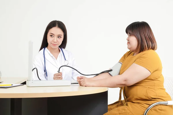 Aziatische Vrouwelijke Artsen Meten Druk Zeer Zwaarlijvige Patiënten Voor Gezondheidscontroles — Stockfoto