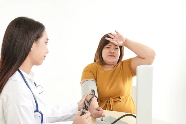 Aziatische Vrouwelijke Artsen Meten Druk Zeer Zwaarlijvige Patiënten Voor Gezondheidscontroles — Stockfoto