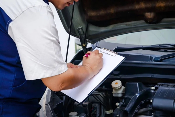 Mechanik Samochodowy Zapisuje Listę Kontrolną Złego Stanu Samochodu — Zdjęcie stockowe