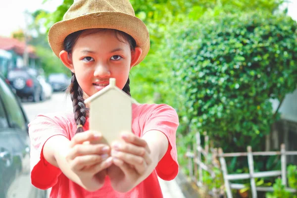 Azjatyckie Dzieci Posiadają Drewnianą Świnkę Mały Dom — Zdjęcie stockowe