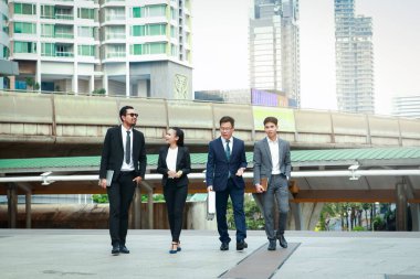 Dört Asyalı işadamı iş ve mali yatırımları tartıştı.