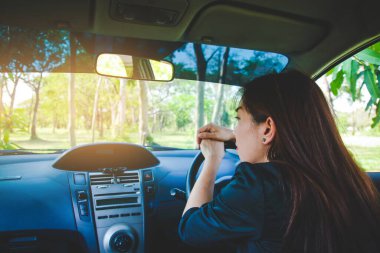 Ormanda yoldan çıkmış bir kadın. Çözüm arıyorum ama telefondan internet sinyali yok.