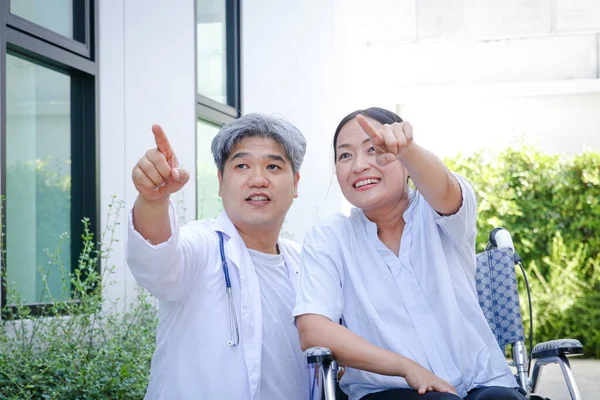 Male Doctors Female Patients Sitting Wheelchair Both Pointed Fingers Forward — Stock Photo, Image