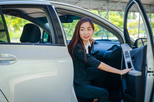 Mujer Del Coche Roto Abra Puerta Del Coche Para Ver —  Fotos de Stock