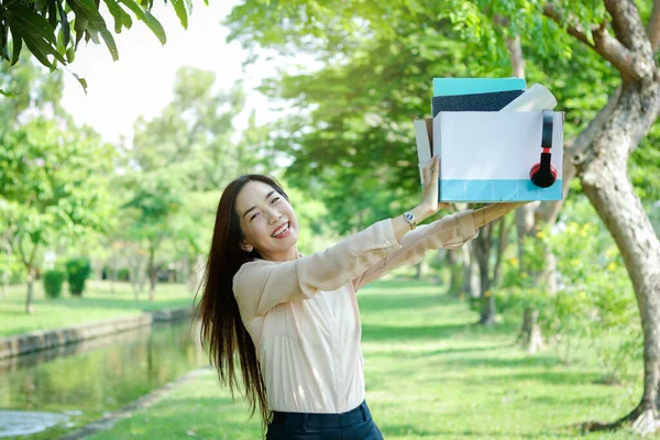 Chica Oficina Sosteniendo Una Caja Papel Blanco Poner Archivos Auriculares —  Fotos de Stock