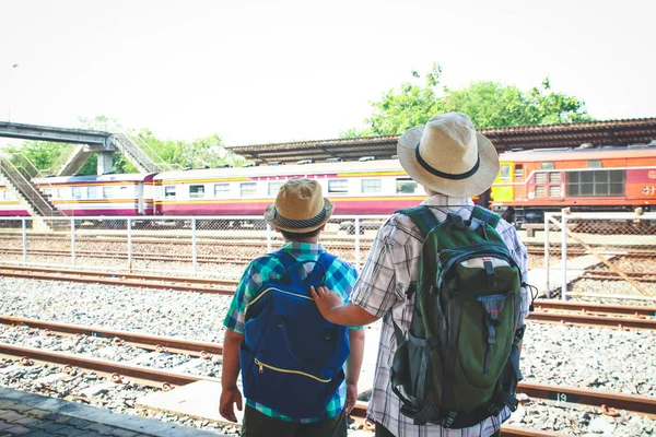 Duas Crianças Carregando Uma Mochila Observando Trem Correndo — Fotografia de Stock