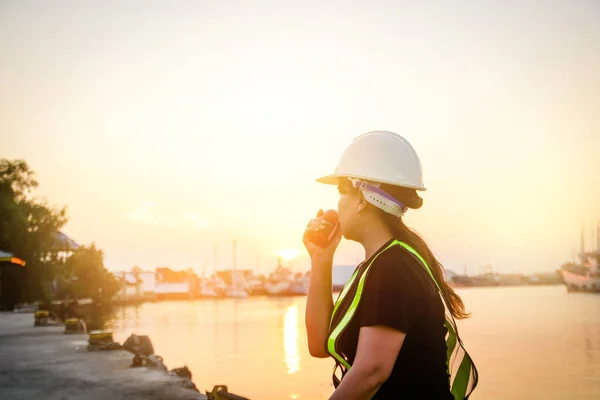 Engenheira Feminina Usando Capacete Segurança Branco Segurando Rádio Vermelho Para — Fotografia de Stock