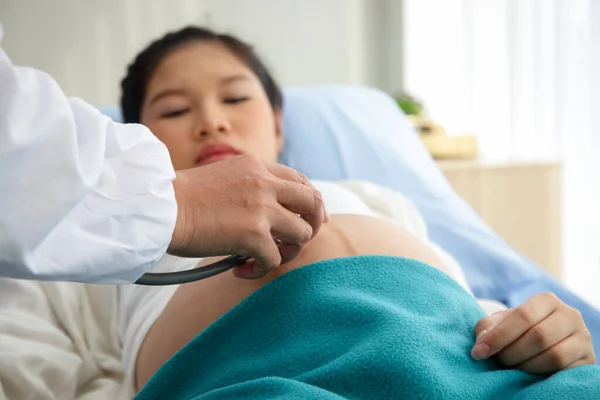 Arts Gebruikte Een Klokvormige Stethoscoop Zwangerschap Van Een Vrouw Een — Stockfoto